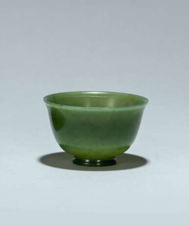 Schale aus grüner Jade mit Holzstand - photo 1