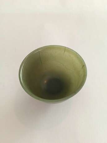 Schale aus grüner Jade mit Holzstand - photo 9