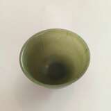 Schale aus grüner Jade mit Holzstand - photo 9