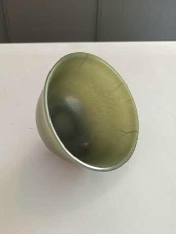Schale aus grüner Jade mit Holzstand - photo 11