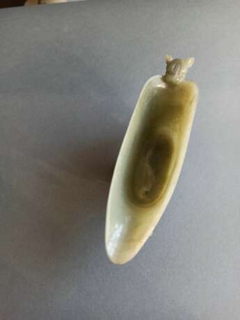 Gießgefäß aus hellgrüner Jade mit Chilong-Handhabe und losem Ringhenkel aus Holzstand mit Silbereinlagen - photo 6