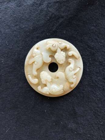 Bi-Scheibe aus Jade mit Chilong in Relief in grünbeiger Tönung - Foto 2