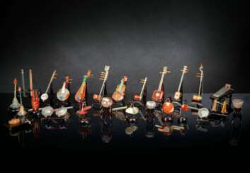 Satz von 26 Miniatur-Musikinstrumenten aus verschiedenen Steinen wie Achat und Malachit gearbeitet, Holzstände, Stoffbox