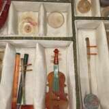 Satz von 26 Miniatur-Musikinstrumenten aus verschiedenen Steinen wie Achat und Malachit gearbeitet, Holzstände, Stoffbox - Foto 3