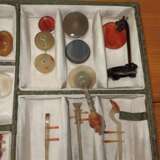 Satz von 26 Miniatur-Musikinstrumenten aus verschiedenen Steinen wie Achat und Malachit gearbeitet, Holzstände, Stoffbox - Foto 4