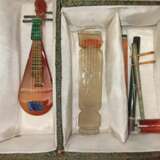 Satz von 26 Miniatur-Musikinstrumenten aus verschiedenen Steinen wie Achat und Malachit gearbeitet, Holzstände, Stoffbox - Foto 5