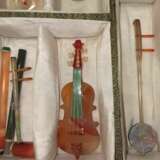 Satz von 26 Miniatur-Musikinstrumenten aus verschiedenen Steinen wie Achat und Malachit gearbeitet, Holzstände, Stoffbox - photo 6
