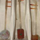 Satz von 26 Miniatur-Musikinstrumenten aus verschiedenen Steinen wie Achat und Malachit gearbeitet, Holzstände, Stoffbox - фото 7