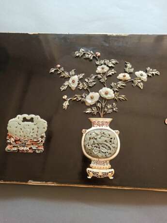 Feines Lackpaneel mit verschiedenen Einlagen von Vasen und Antiquitäten, unter anderem Jade und Elfenbein - photo 9