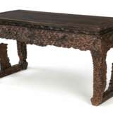 Tisch aus Hartholz mit reicher Drachenschnitzerei - photo 1