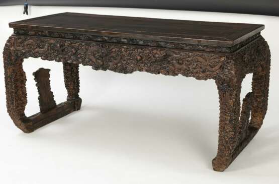 Tisch aus Hartholz mit reicher Drachenschnitzerei - photo 3