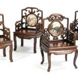Vier Stühle aus Hartholz mit Marmorplatten - фото 1