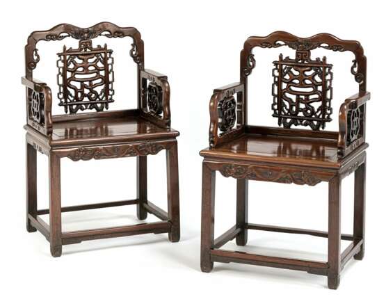 Paar Stühle aus Hartholz mit in Durchbruch geschnitzter Rückenlehne mit 'shou'-Zeichen - фото 1