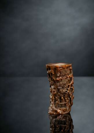 Sehr feiner leicht gebogter Pinselbecher aus Bambus mit drei Gottheiten für fu, lu und shou unter einer Kiefer - Foto 1