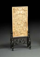 Tafel mit buddhistischer Szene mit Buddha aus Elfenbein als Tischstellschirm montiert