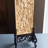 Tafel mit buddhistischer Szene mit Buddha aus Elfenbein als Tischstellschirm montiert - photo 2