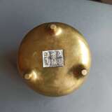 Weihrauchbrenner in Form eines ding aus goldfabener Bronze - фото 7