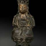 Bronze des Guanyin auf einem Lotos sitzend - фото 1