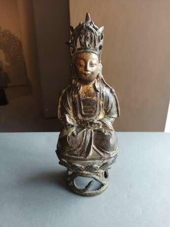 Bronze des Guanyin auf einem Lotos sitzend - Foto 2