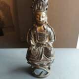 Bronze des Guanyin auf einem Lotos sitzend - фото 2
