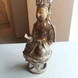 Bronze des Guanyin auf einem Lotos sitzend - photo 3