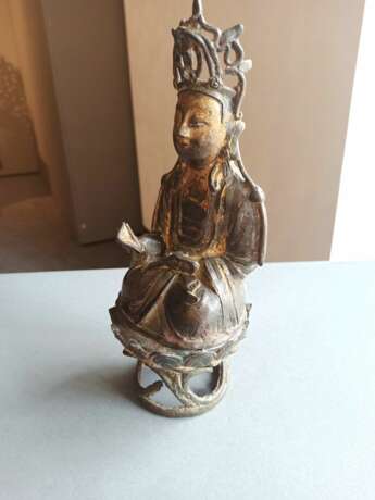 Bronze des Guanyin auf einem Lotos sitzend - photo 3