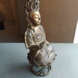 Bronze des Guanyin auf einem Lotos sitzend - photo 5