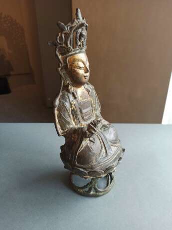 Bronze des Guanyin auf einem Lotos sitzend - Foto 5