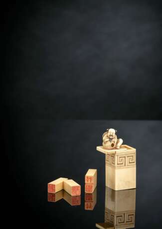 Feine Deckeldose aus Elfenbein mit dem betrunkenen Gelehrten Liu Ling als Knauf, innen drei geschnittene Siegel aus Elfenbein - Foto 1