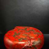 Feine und seltene Deckeldose aus Rotlack mit Reliefdekor in Pfirsichform - photo 2