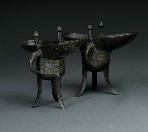 Paar Jue aus Bronze mit Mäanderdekor im archaischen Stil - Foto 1