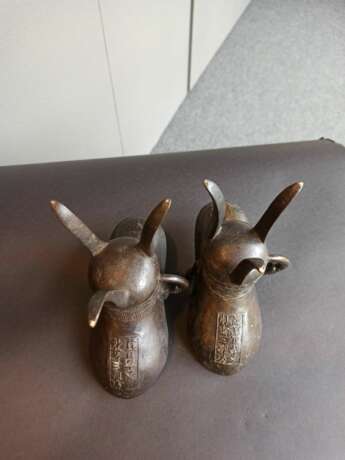 Paar Jue aus Bronze mit Mäanderdekor im archaischen Stil - photo 3