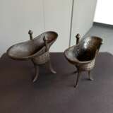 Paar Jue aus Bronze mit Mäanderdekor im archaischen Stil - photo 4