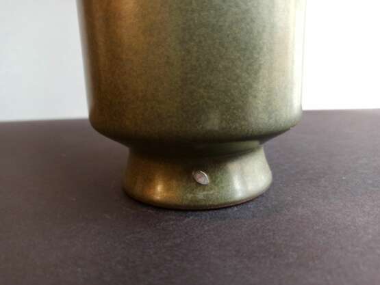 Feine Rouleau-Vase mit Teestaub-Glasur in beschrifteter Stoffbox - photo 4