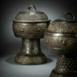 Paar seltene Altargefäße vom Typ 'deng' aus Bronze - photo 3