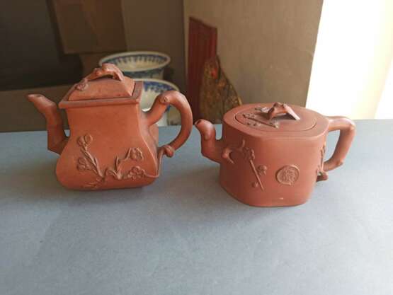 Zwei Teekannen aus Zisha-Ware mit reliefierten Blütenzweigen - Foto 2