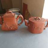 Zwei Teekannen aus Zisha-Ware mit reliefierten Blütenzweigen - Foto 2