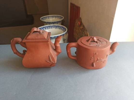 Zwei Teekannen aus Zisha-Ware mit reliefierten Blütenzweigen - photo 3