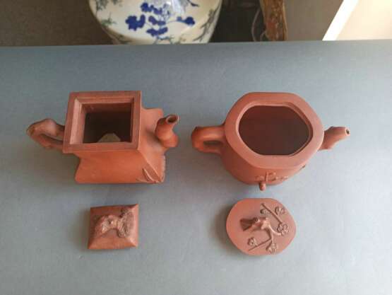 Zwei Teekannen aus Zisha-Ware mit reliefierten Blütenzweigen - Foto 4