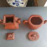 Zwei Teekannen aus Zisha-Ware mit reliefierten Blütenzweigen - Foto 4