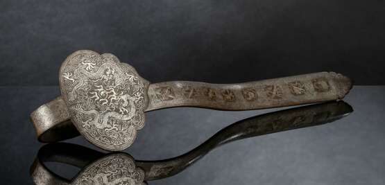 Silbertauschiertes Wunschzepter 'ruyi' aus Eisen mit Drachen und Emblemen, auf der Rückseite Gedicht in Sieegelschrift - фото 1