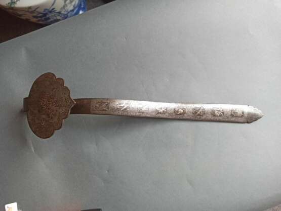 Silbertauschiertes Wunschzepter 'ruyi' aus Eisen mit Drachen und Emblemen, auf der Rückseite Gedicht in Sieegelschrift - photo 2