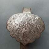 Silbertauschiertes Wunschzepter 'ruyi' aus Eisen mit Drachen und Emblemen, auf der Rückseite Gedicht in Sieegelschrift - photo 3