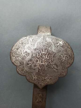 Silbertauschiertes Wunschzepter 'ruyi' aus Eisen mit Drachen und Emblemen, auf der Rückseite Gedicht in Sieegelschrift - Foto 3