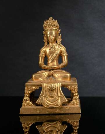 Feuervergoldete Bronze des Amitayus auf einem Thron sitzend dargestellt - фото 1