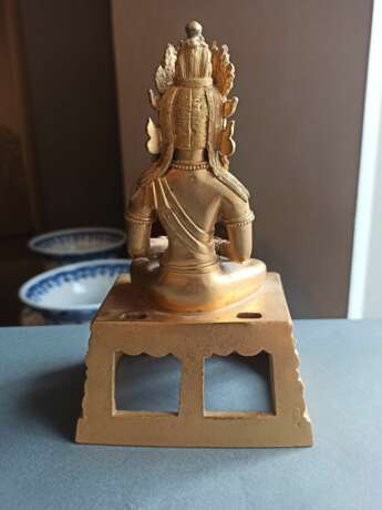 Feuervergoldete Bronze des Amitayus auf einem Thron sitzend dargestellt - фото 4