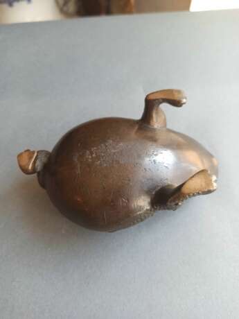 Tuschwassertropfer in Form einer dreibeinigen Kröte aus Bronze - photo 4