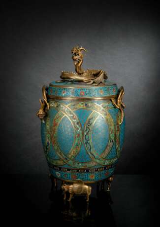 Trommelförmiges Cloisonné-Deckelgefäß mit Dekor von Lotos und Chilong, teils in Bronze plastisch ausgeführt - Foto 1