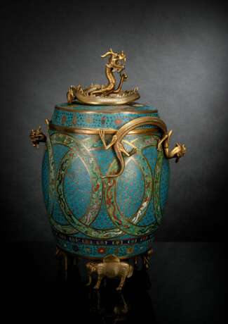 Trommelförmiges Cloisonné-Deckelgefäß mit Dekor von Lotos und Chilong, teils in Bronze plastisch ausgeführt - Foto 2