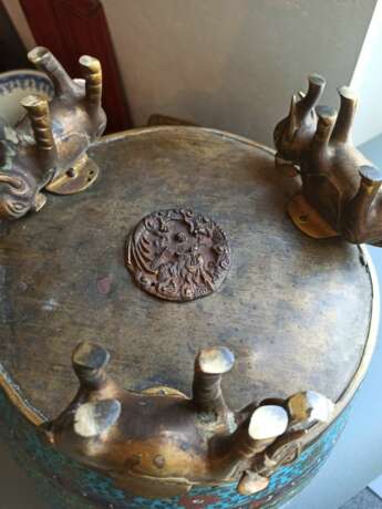 Trommelförmiges Cloisonné-Deckelgefäß mit Dekor von Lotos und Chilong, teils in Bronze plastisch ausgeführt - Foto 8
